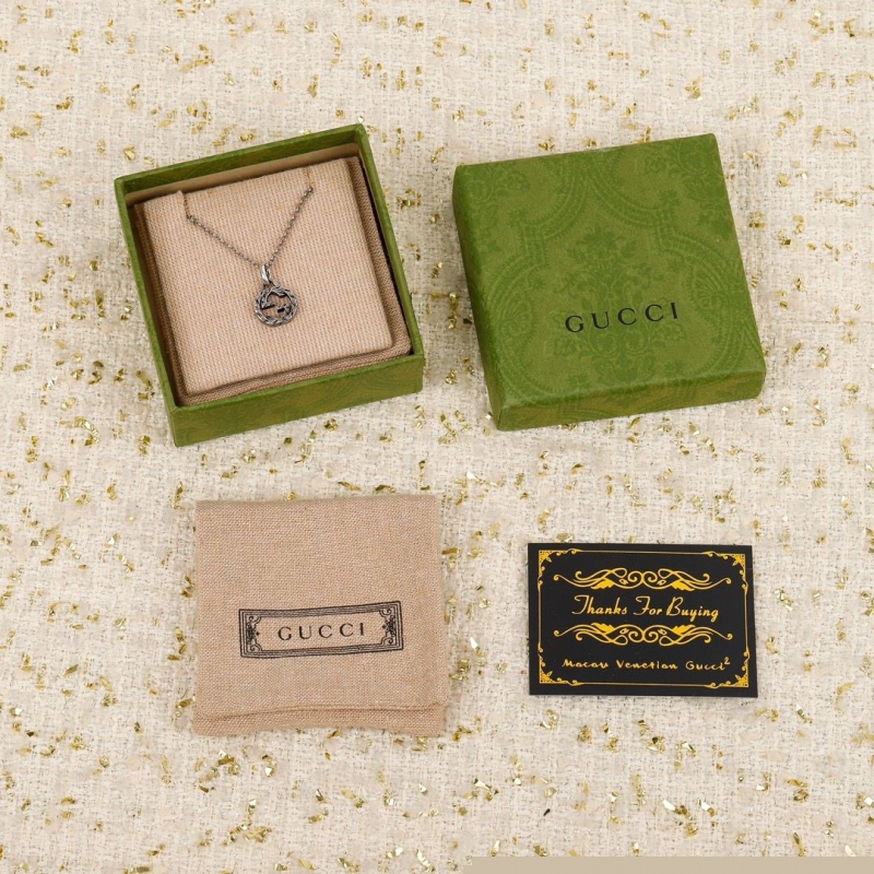 G*u*i necklaces